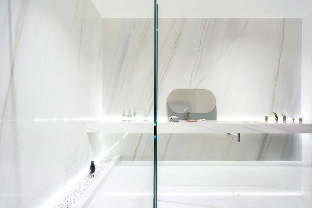 AR_showroom_ariostea_amb2_bianco_covelano_shiny_bathroom